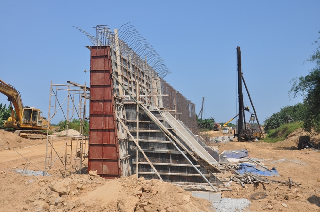 Quảng Ngãi: Công trình kè chống sạt lở xâm phạm hành lang an toàn cầu Trà Khúc- Ảnh 3.