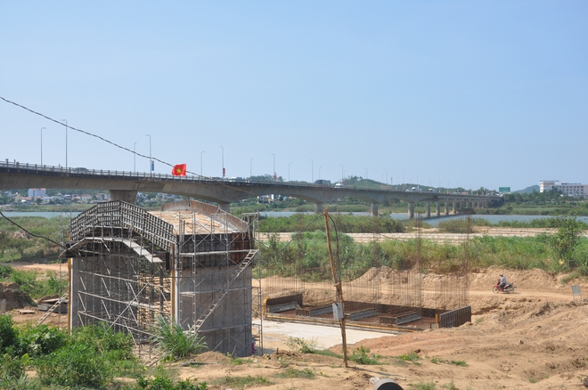 Quảng Ngãi: Công trình kè chống sạt lở xâm phạm hành lang an toàn cầu Trà Khúc- Ảnh 4.