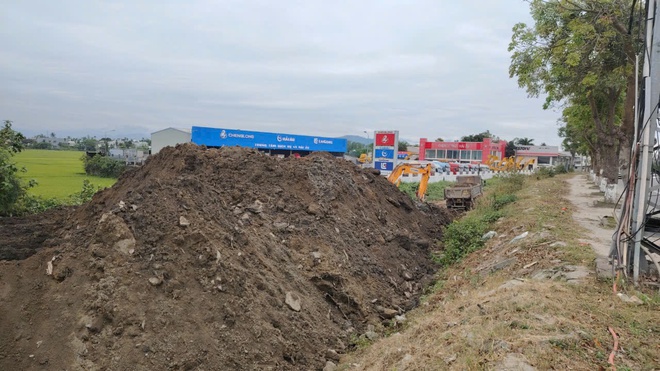 Bãi tập kết chất thải trái phép xâm phạm hành lang cầu, đường bộ QL1 qua Đà Nẵng- Ảnh 2.