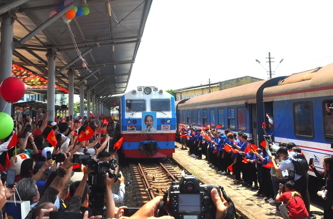 Đón đôi tàu Thống nhất non sông tại Ga Đà Nẵng - Ảnh 1.