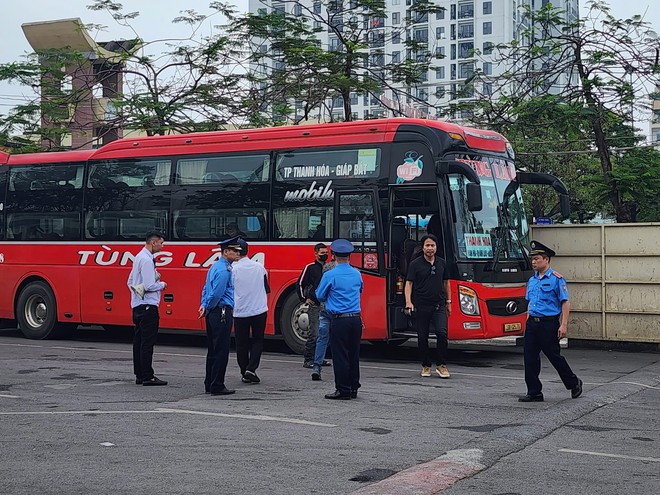 Hà Nội: Tuyên truyền ATGT, tuần tra xử lý vi phạm của xe khách trong bến, ngoài đường - Ảnh 1.