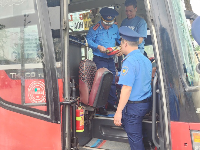 Hà Nội: Tuyên truyền ATGT, tuần tra xử lý vi phạm của xe khách trong bến, ngoài đường - Ảnh 5.