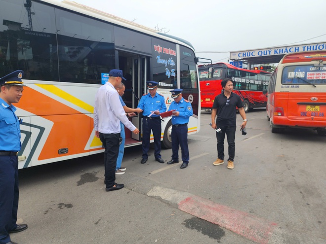 Hà Nội: Tuyên truyền ATGT, tuần tra xử lý vi phạm của xe khách trong bến, ngoài đường - Ảnh 4.