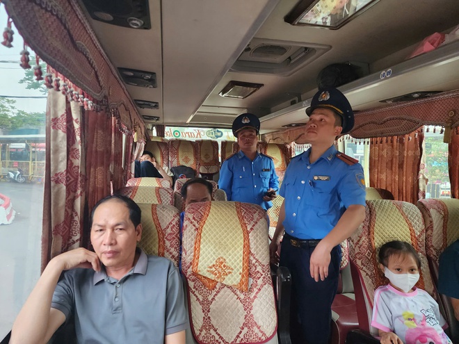 Hà Nội: Tuyên truyền ATGT, tuần tra xử lý vi phạm của xe khách trong bến, ngoài đường - Ảnh 2.