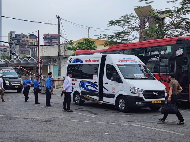 Hà Nội: Tuyên truyền ATGT, tuần tra xử lý vi phạm của xe khách trong bến, ngoài đường - Ảnh 3.