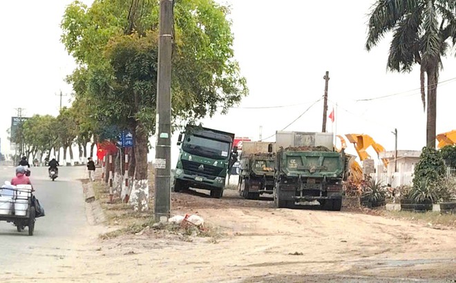 Đà Nẵng: Xe ben chở bùn, đất thải ngang nhiên vào đường cấm, có dấu hiệu chở hàng quá tải - Ảnh 8.