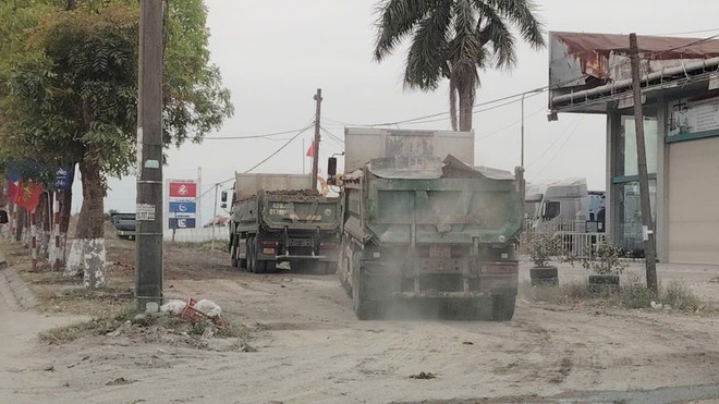 Đà Nẵng: Xe ben chở bùn, đất thải ngang nhiên vào đường cấm, có dấu hiệu chở hàng quá tải - Ảnh 7.