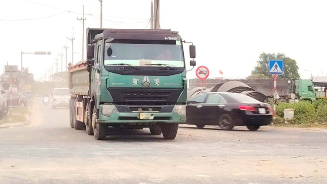 Đà Nẵng: Xe ben chở bùn, đất thải ngang nhiên vào đường cấm, có dấu hiệu chở hàng quá tải - Ảnh 6.