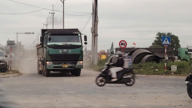Đà Nẵng: Xe ben chở bùn, đất thải ngang nhiên vào đường cấm, có dấu hiệu chở hàng quá tải - Ảnh 4.