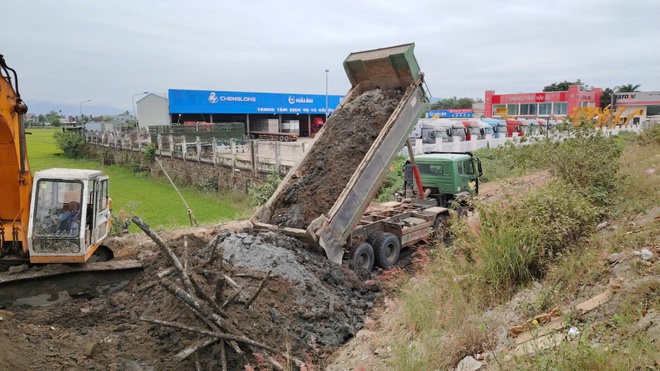 Đà Nẵng: Xe ben chở bùn, đất thải ngang nhiên vào đường cấm, có dấu hiệu chở hàng quá tải - Ảnh 9.