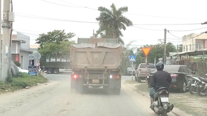 Đà Nẵng: Xe ben chở bùn, đất thải ngang nhiên vào đường cấm, có dấu hiệu chở hàng quá tải - Ảnh 5.