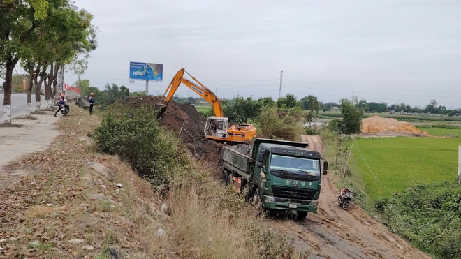 Đà Nẵng: Xe ben chở bùn, đất thải ngang nhiên vào đường cấm, có dấu hiệu chở hàng quá tải - Ảnh 10.