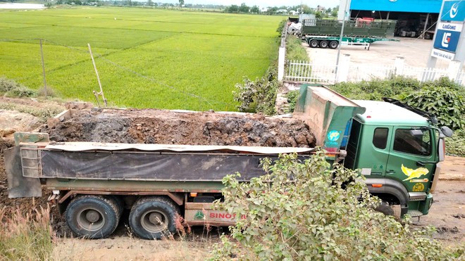 Đà Nẵng: Xe ben chở bùn, đất thải ngang nhiên vào đường cấm, có dấu hiệu chở hàng quá tải - Ảnh 2.