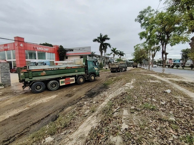 Đà Nẵng: Xe ben chở bùn, đất thải ngang nhiên vào đường cấm, có dấu hiệu chở hàng quá tải - Ảnh 3.