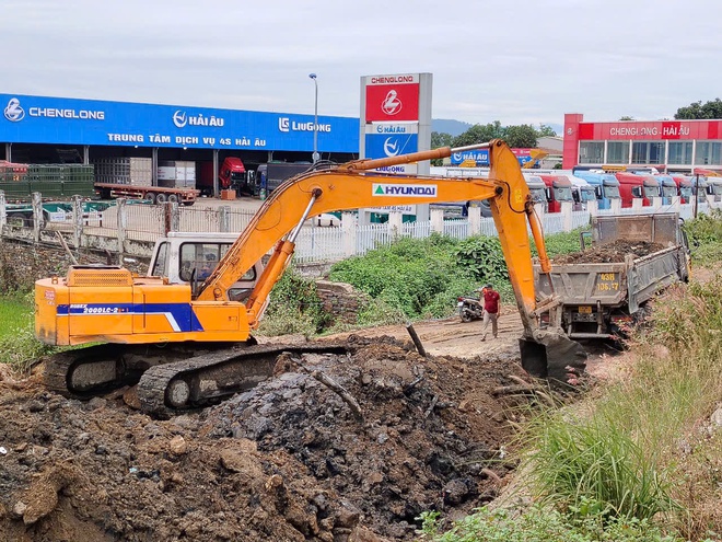 Đà Nẵng: Xe ben chở bùn, đất thải ngang nhiên vào đường cấm, có dấu hiệu chở hàng quá tải - Ảnh 11.