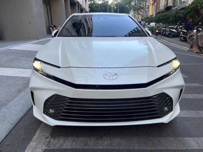Chạy hơn 300 km, Toyota Camry hybrid 2025 bán lại giá bất ngờ- Ảnh 3.