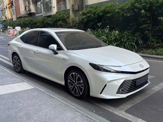 Chạy hơn 300 km, Toyota Camry hybrid 2025 bán lại giá bất ngờ- Ảnh 1.