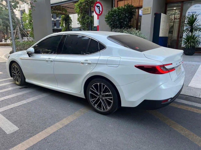 Chạy hơn 300 km, Toyota Camry hybrid 2025 bán lại giá bất ngờ- Ảnh 4.