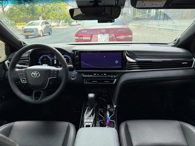Chạy hơn 300 km, Toyota Camry hybrid 2025 bán lại giá bất ngờ- Ảnh 5.