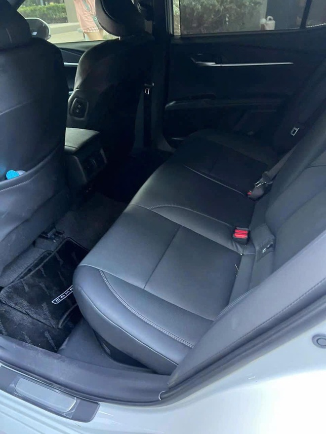 Chạy hơn 300 km, Toyota Camry hybrid 2025 bán lại giá bất ngờ- Ảnh 6.