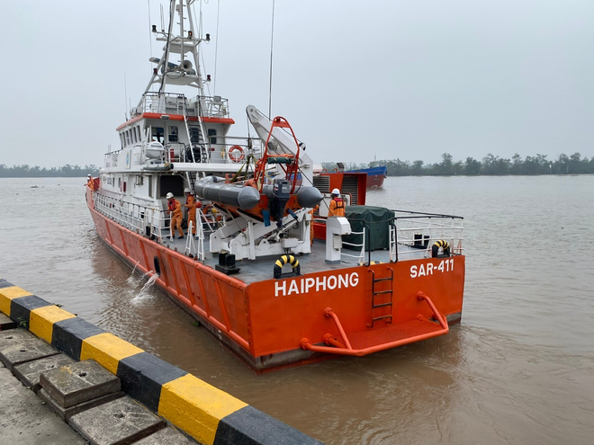 Khẩn trương cứu thuyền viên sau khi tàu cá bị chìm- Ảnh 3. Khẩn trương cứu thuyền viên sau khi tàu cá bị chìm- Ảnh 3.