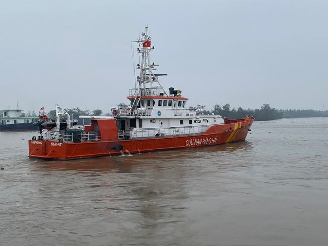 Khẩn trương cứu thuyền viên sau khi tàu cá bị chìm- Ảnh 4. Khẩn trương cứu thuyền viên sau khi tàu cá bị chìm- Ảnh 4.