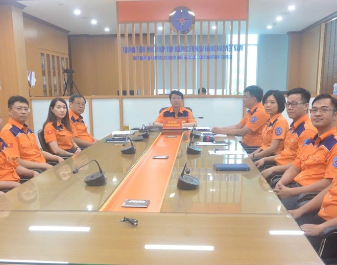 Khẩn trương cứu thuyền viên sau khi tàu cá bị chìm- Ảnh 6. Khẩn trương cứu thuyền viên sau khi tàu cá bị chìm- Ảnh 6.