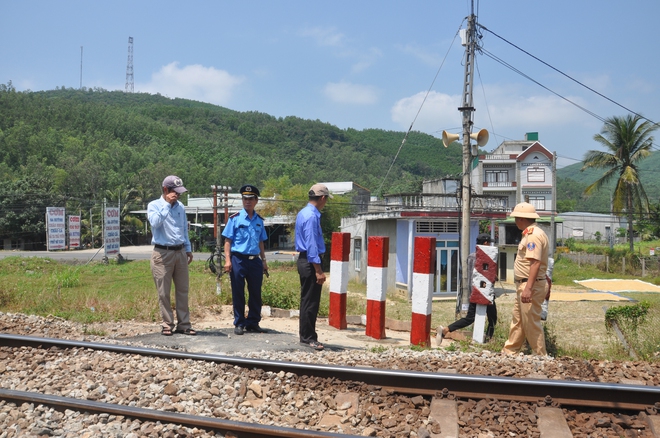 Cận cảnh xoá nhiều lối đi tự mở qua đường sắt ở Quảng Ngãi- Ảnh 3.