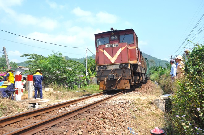Cận cảnh xoá nhiều lối đi tự mở qua đường sắt ở Quảng Ngãi- Ảnh 12.