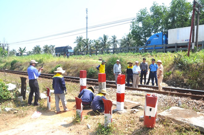 Cận cảnh xoá nhiều lối đi tự mở qua đường sắt ở Quảng Ngãi- Ảnh 2.