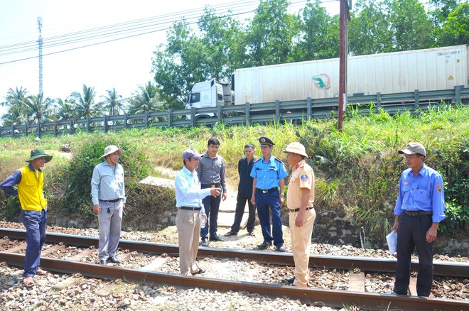 Cận cảnh xoá nhiều lối đi tự mở qua đường sắt ở Quảng Ngãi- Ảnh 11.