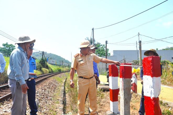 Cận cảnh xoá nhiều lối đi tự mở qua đường sắt ở Quảng Ngãi- Ảnh 14.