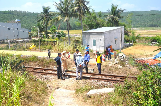 Cận cảnh xoá nhiều lối đi tự mở qua đường sắt ở Quảng Ngãi- Ảnh 7.