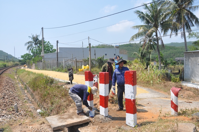 Cận cảnh xoá nhiều lối đi tự mở qua đường sắt ở Quảng Ngãi- Ảnh 4.