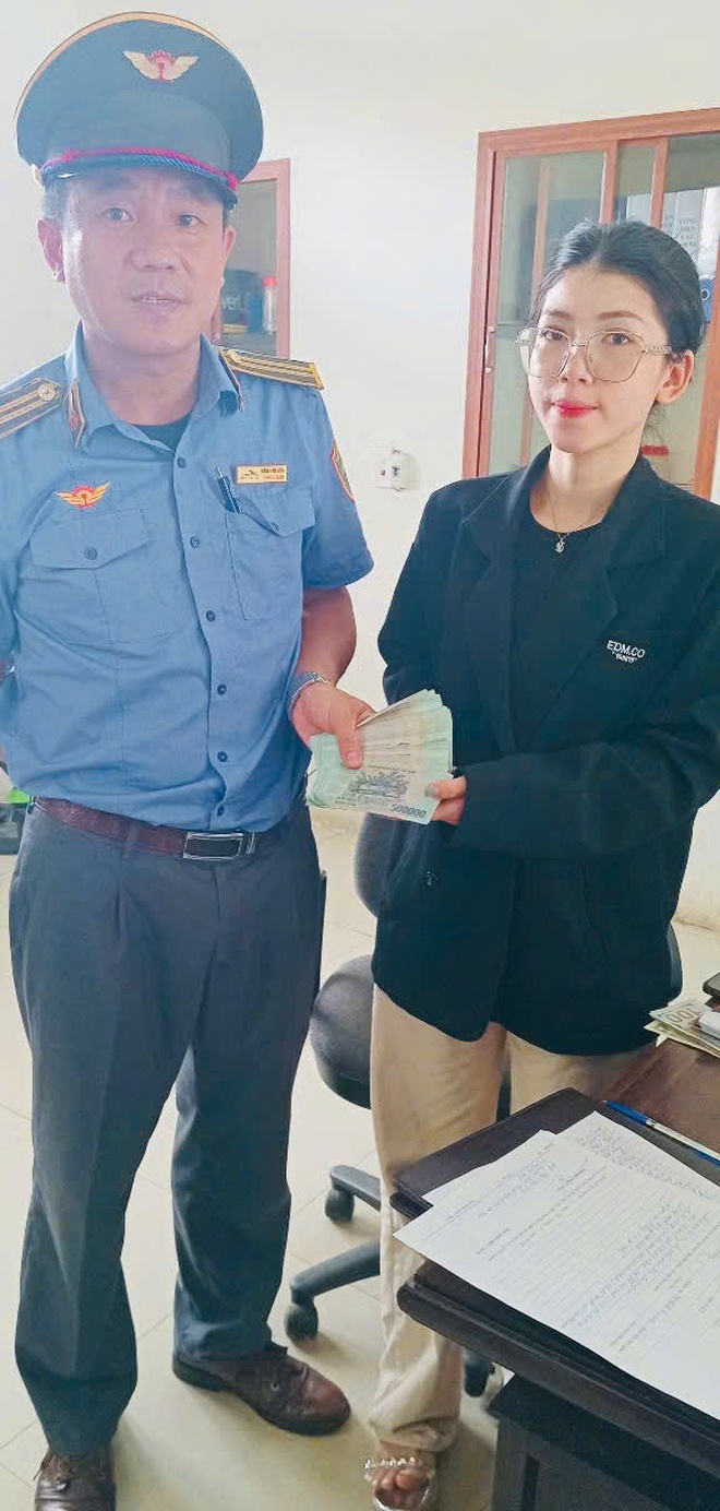 Nhân viên đường sắt trao trả số tài sản gần 100 triệu đồng cho khách bỏ quên - Ảnh 2.