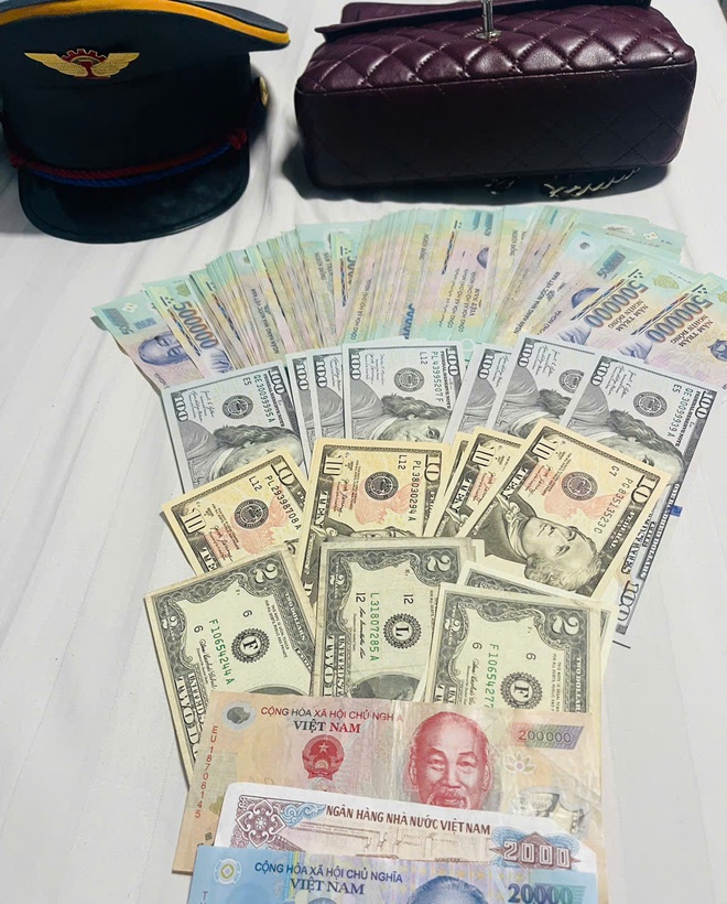 Nhân viên đường sắt trao trả số tài sản gần 100 triệu đồng cho khách bỏ quên - Ảnh 1.