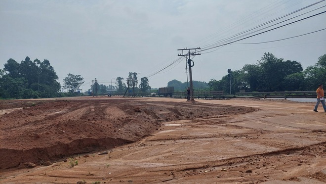 Dự án bến xe ở Phú Thọ xâm phạm dãy cột thông tin đường sắt tuyến Yên Viên – Lào Cai- Ảnh 2. Dự án bến xe ở Phú Thọ xâm phạm dãy cột thông tin đường sắt tuyến Yên Viên – Lào Cai- Ảnh 2.