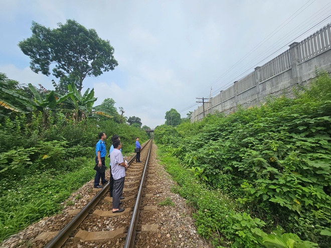 Phát hiện vi phạm gây mất an toàn đường sắt tại công trình cải tạo, nâng cấp Sân vận động thị xã Phú Thọ   - Ảnh 1.