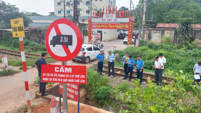 Phát hiện vi phạm gây mất an toàn đường sắt tại công trình cải tạo, nâng cấp Sân vận động thị xã Phú Thọ   - Ảnh 7.