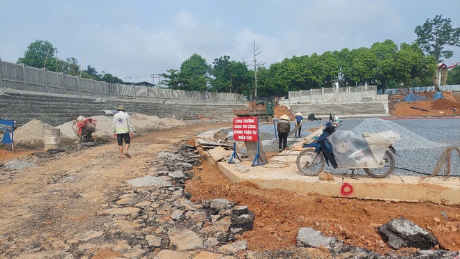 Phát hiện vi phạm gây mất an toàn đường sắt tại công trình cải tạo, nâng cấp Sân vận động thị xã Phú Thọ   - Ảnh 2.