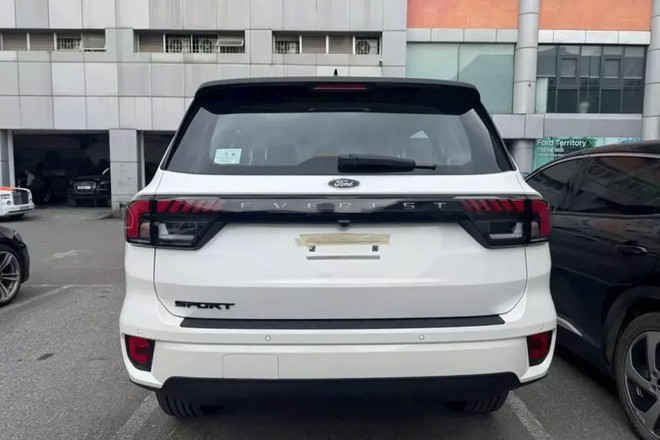 Ảnh thực tế Ford Everest Sport bản đặc biệt tại đại lý - Ảnh 1.