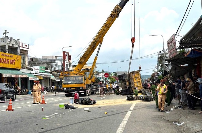 Quảng Ngãi: Ô tô tông vào 3 xe máy trên tuyến QL1 khiến 6 người thương vong - Ảnh 2.