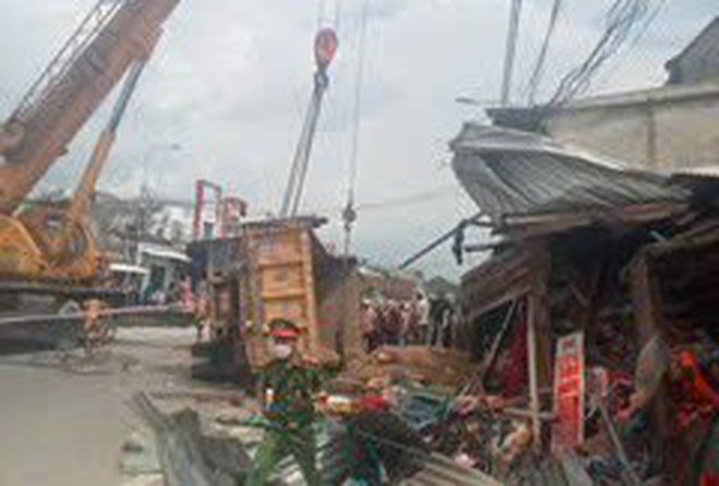 Quảng Ngãi: Ô tô tông vào 3 xe máy trên tuyến QL1 khiến 6 người thương vong - Ảnh 6.