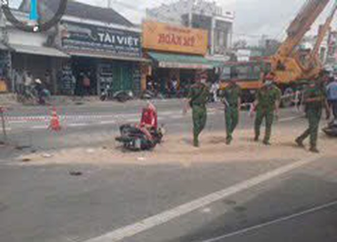 Quảng Ngãi: Ô tô tông vào 3 xe máy trên tuyến QL1 khiến 6 người thương vong - Ảnh 4.