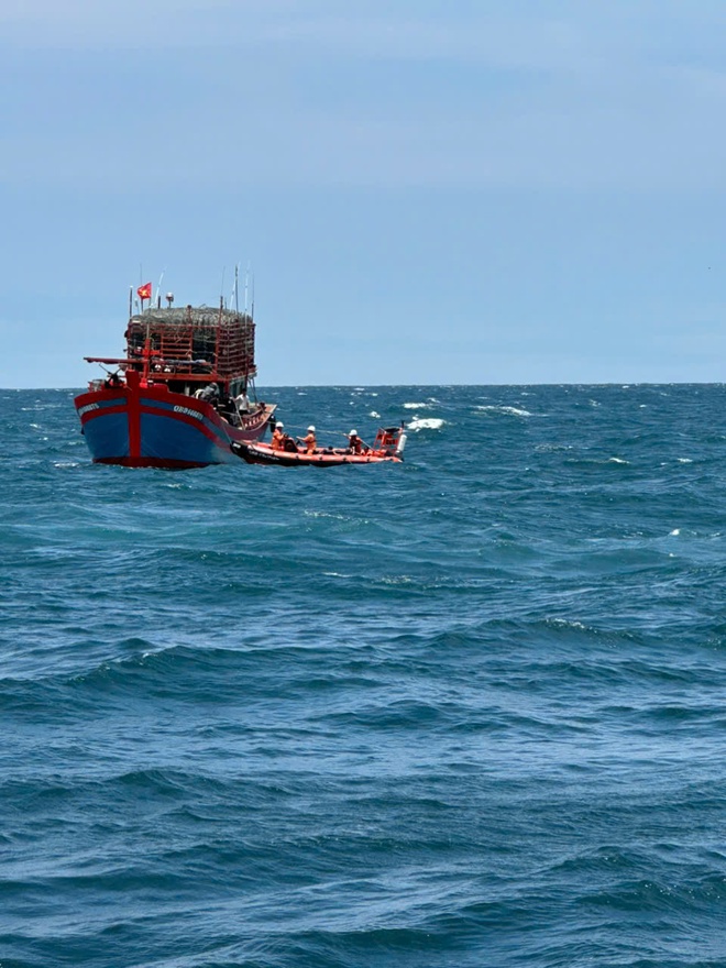 Cận cảnh cứu thành công 10 thuyền viên tàu CÔNG THÀNH 07 bị chìm tại vùng biển Hà Tĩnh - Ảnh 2.