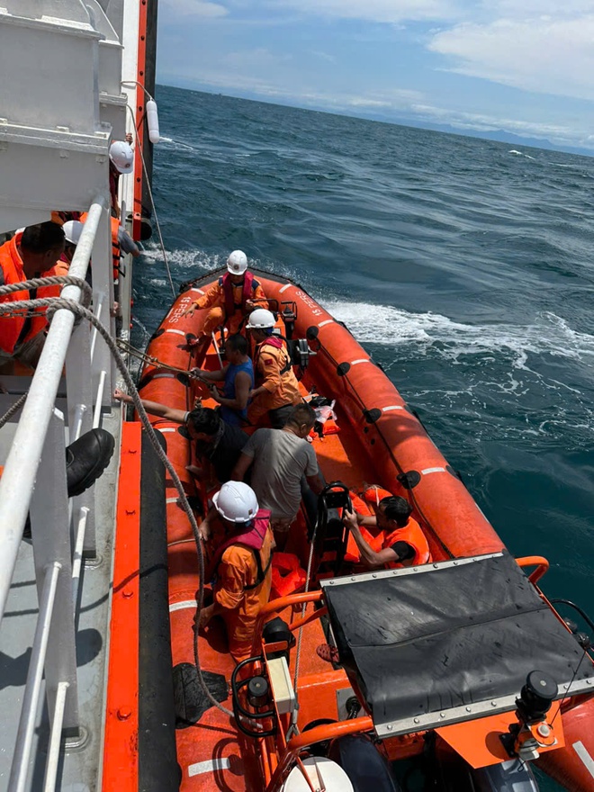 Cận cảnh cứu thành công 10 thuyền viên tàu CÔNG THÀNH 07 bị chìm tại vùng biển Hà Tĩnh - Ảnh 3.