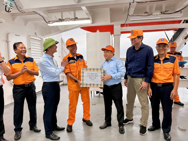 Toàn bộ thuyền viên tàu Công Thành 07 được đưa về bờ an toàn - Ảnh 3.