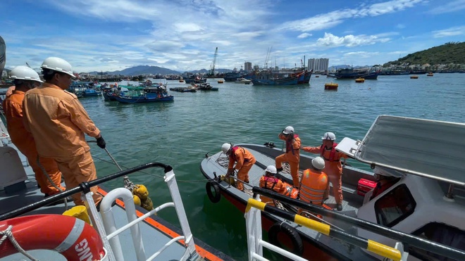 Cứu nạn thuyền viên quốc tịch Myanmar bị tai nạn lao động trên vùng biển Nha Trang - Ảnh 4.