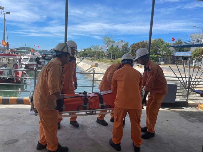 Cứu nạn thuyền viên quốc tịch Myanmar bị tai nạn lao động trên vùng biển Nha Trang - Ảnh 5.