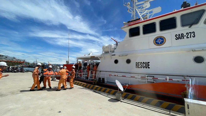 Cứu nạn thuyền viên quốc tịch Myanmar bị tai nạn lao động trên vùng biển Nha Trang - Ảnh 6.